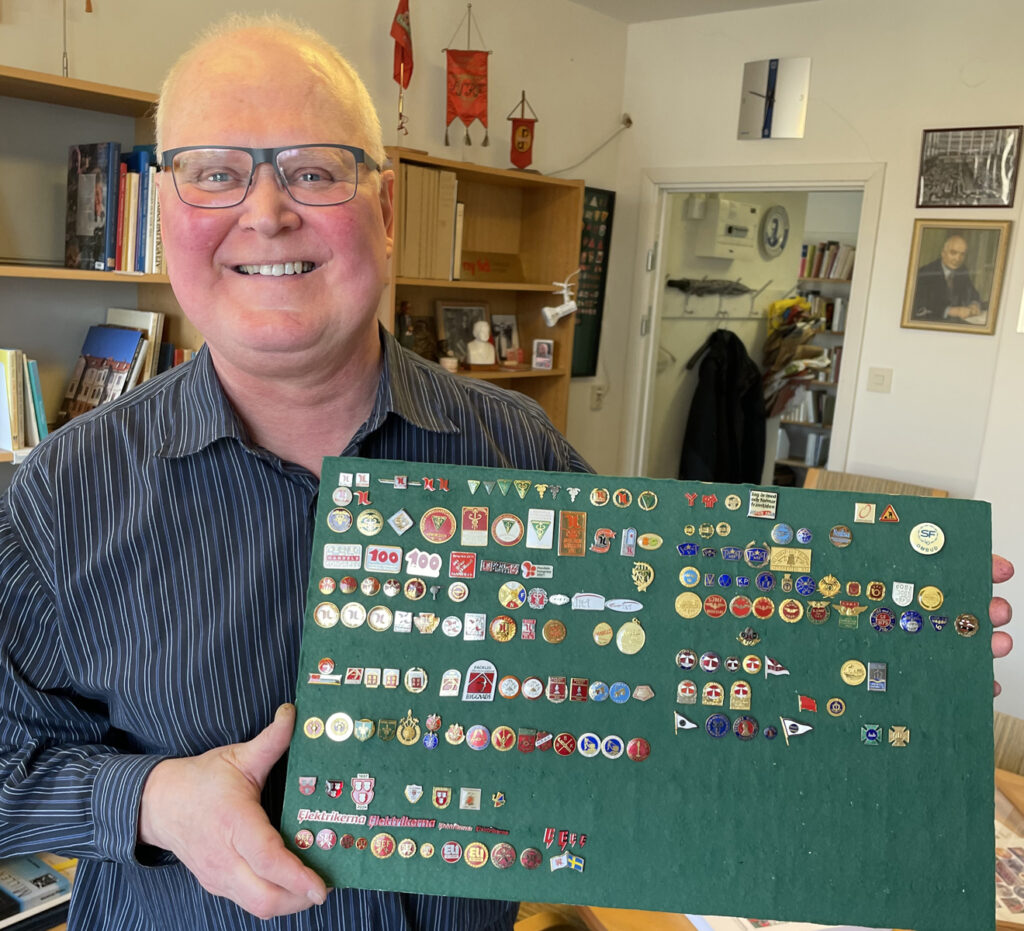 Ove Thelander med märkestavla nålmärken från Arbetarrörelsens Minnesbibliotek