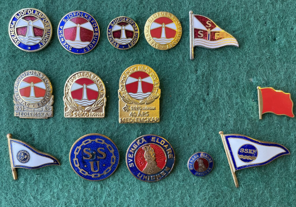 Nålmärken från sjöfolket. Märkessamling Arbetarrörelsens minnesbibliotek. Ove Thelander