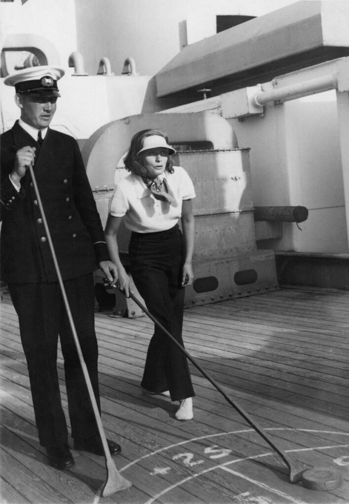 Greta Garbo spelar shuffleboard ombord på ett av Svenska Amerika Liniens fartyg. Foto: Sjöhistoriska Museet