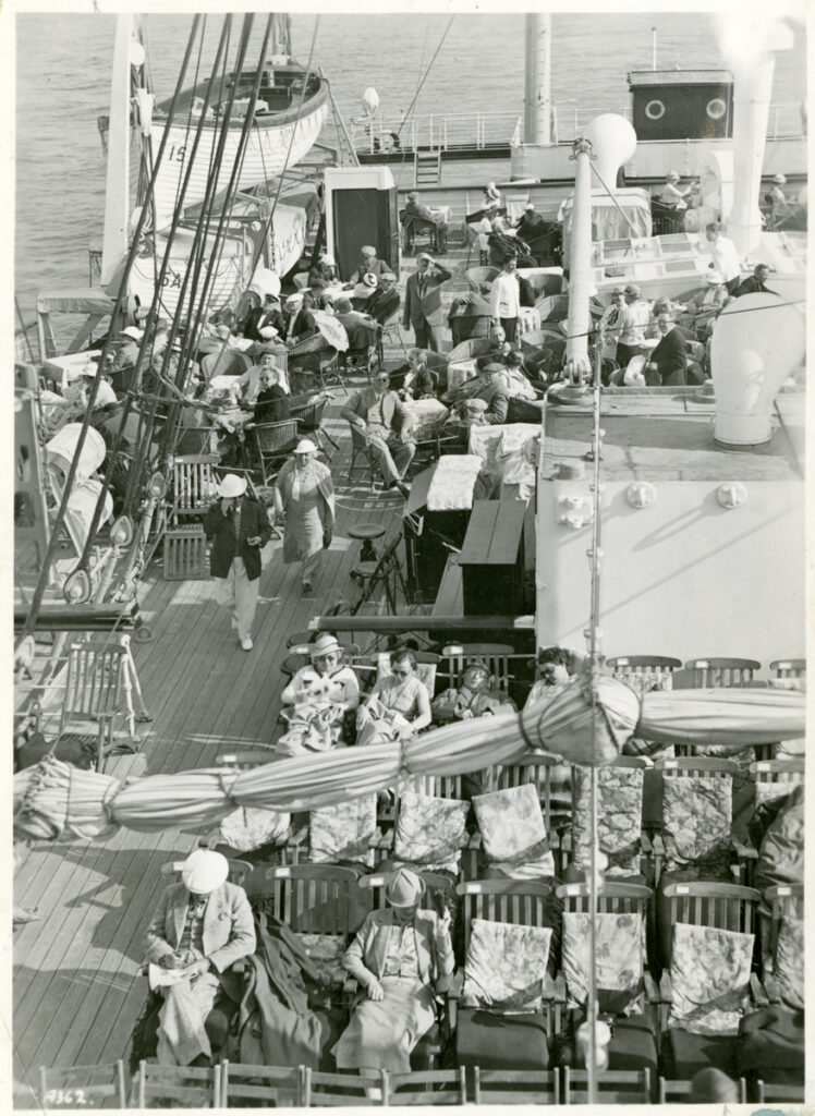 Svenska Amerika Linien Passagerare och personal på soldäck på M/S GRIPSHOLM. Foto: Sjöhistoriska Museet