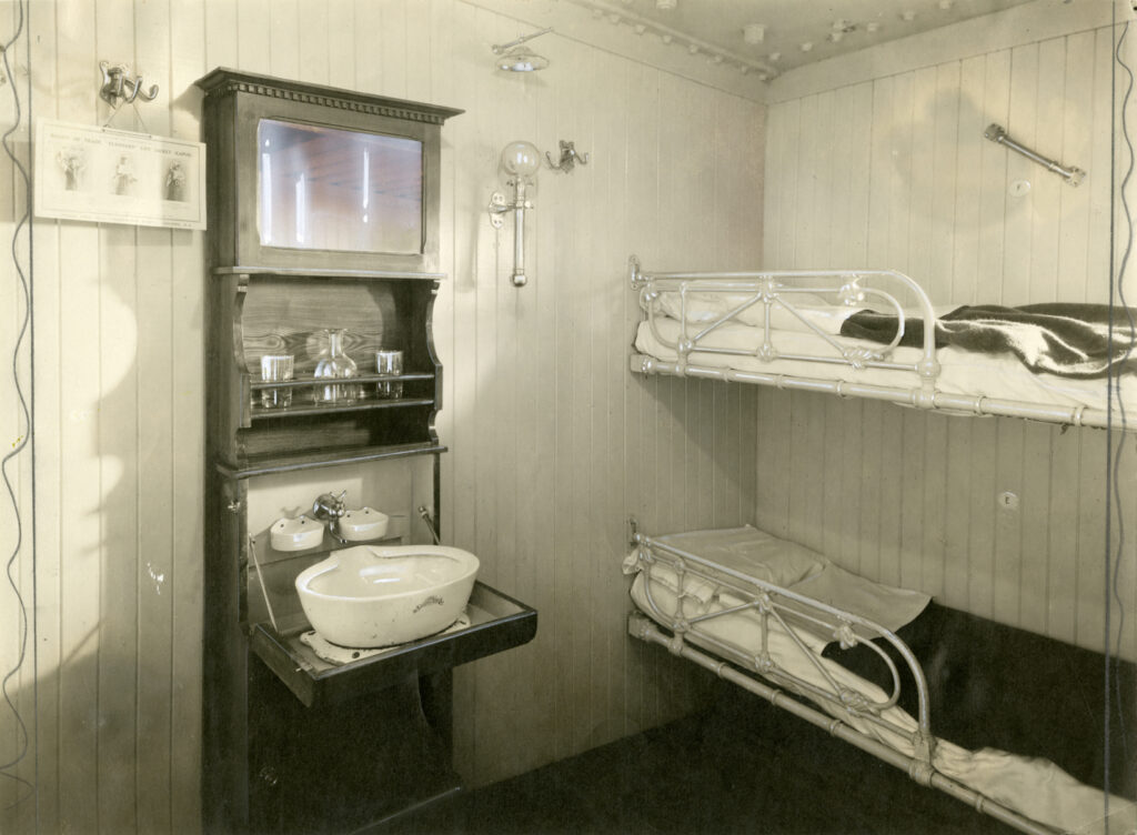 Tredjeklasshytt på DROTTNINGHOLM. Foto: Sjöhistoriska Museet Svenska Amerika Linien