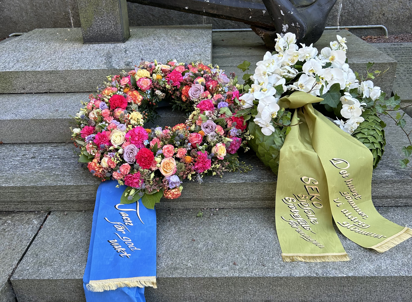 Blomsterkransar lades ner på Mariebergs kyrkogård i Majorna, Göteborg. Krigsseglardagen