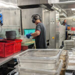 Många arbetsmoment inom intendenturen innebär ohälsosamma arbetsställningar, men åtgärder som arbetsrotation, tekniska hjälpmedel och förändrad arbetsteknik kan minska risken för skador.