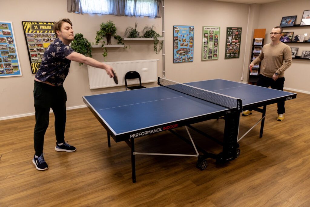 20250506. Rosenhill. Krystof Kaczmarek Leonid Stempen kopplar av med en stunds pingis innan de blir upphämtade inför avfärden med bunker fartyget som de ska jobba på.